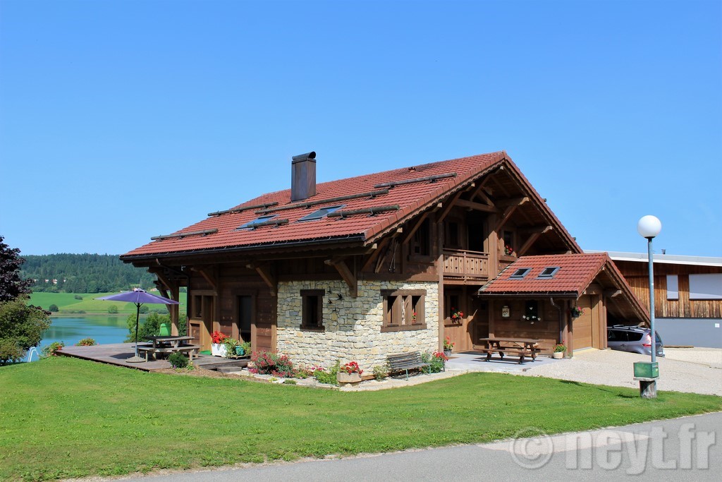 Belle maison sur le lac de Saint-Point