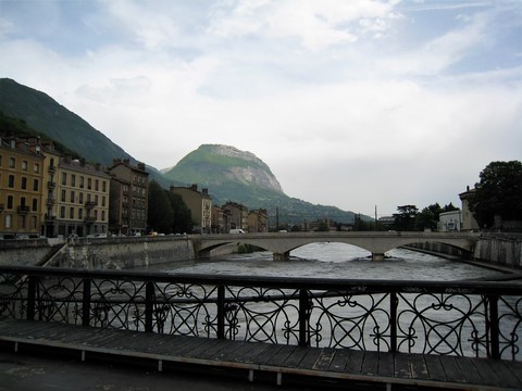 L'Isère passe à Grenoble