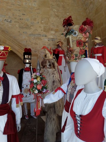 Exposition de costumes régionaux