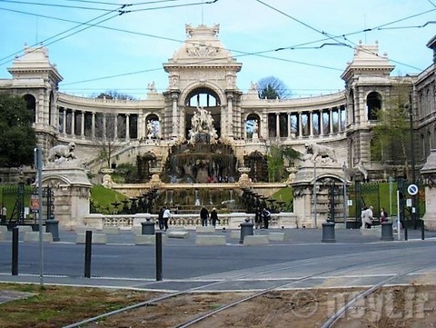 Entrée du parc du palais de Longchamps