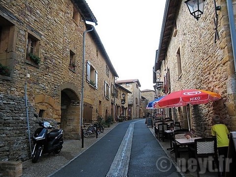 La rue Tyre-Laine, sous le porche